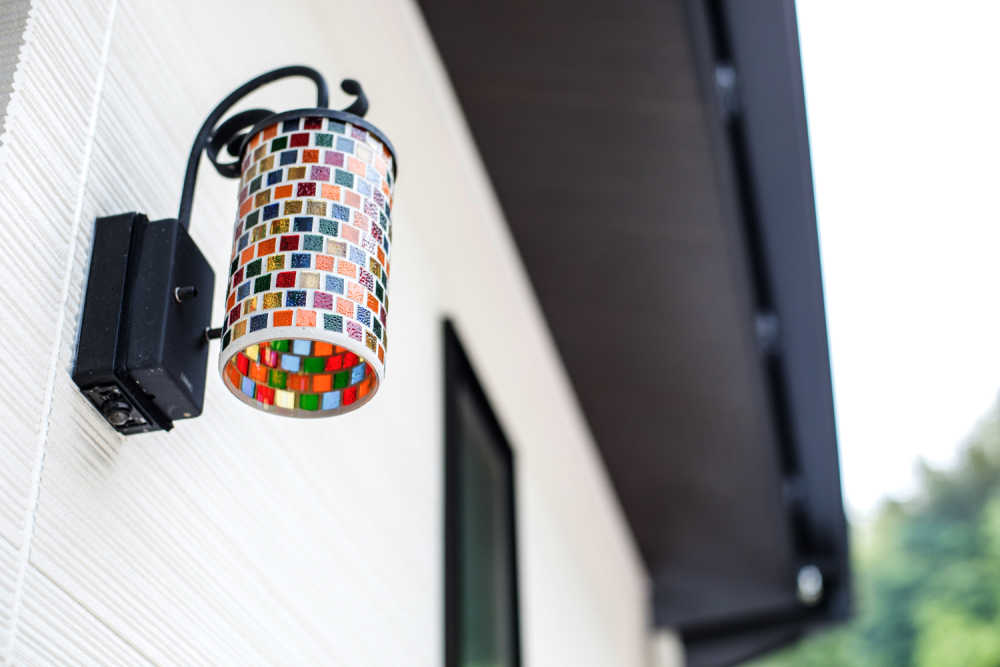 かわいいステンドグラスの玄関照明