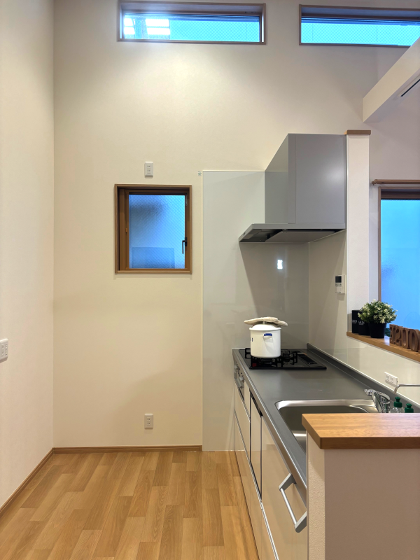 平屋のキッチンとリビングの一体空間