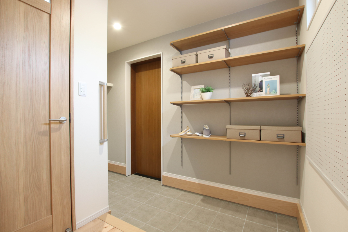 玄関も収納多めに