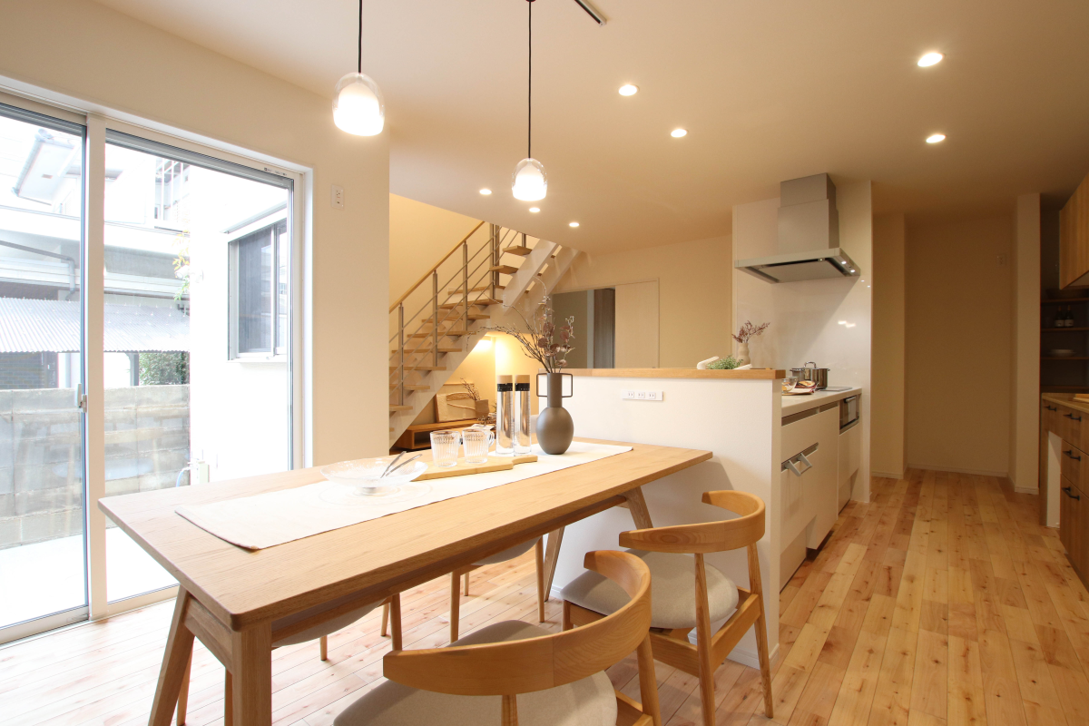 外からの光が取り入れられるリビング