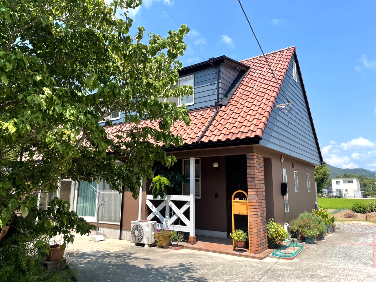 カフェのような外観のお家