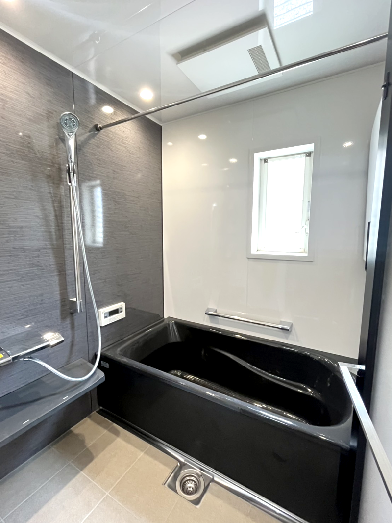 黒いシックな浴室