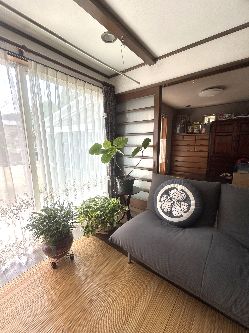 光の降り注ぐ窓際