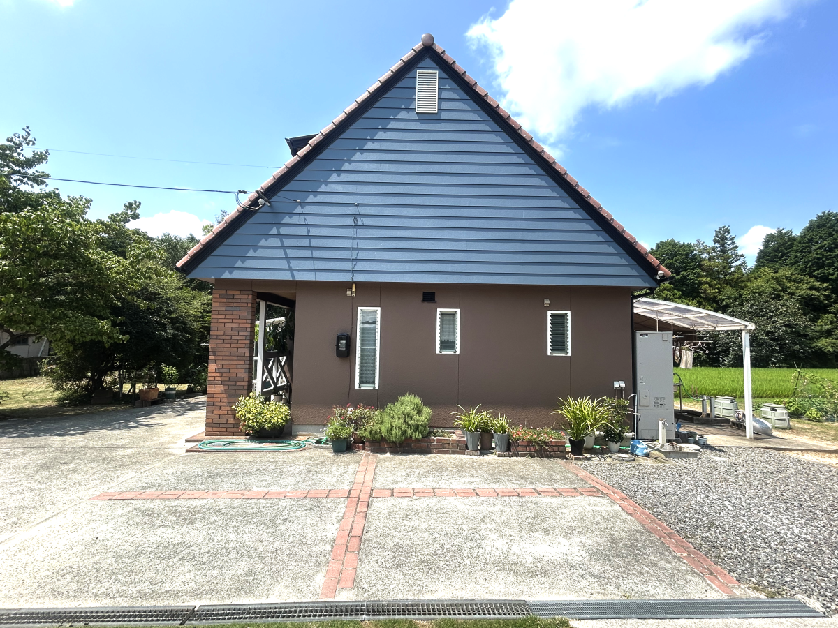 三角屋根の外観