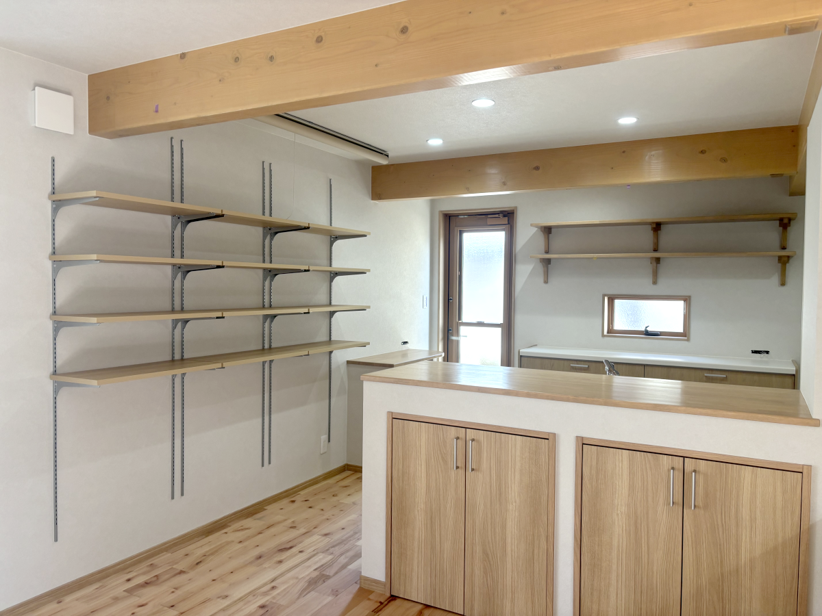 開放感のある梁見せ天井のリビング