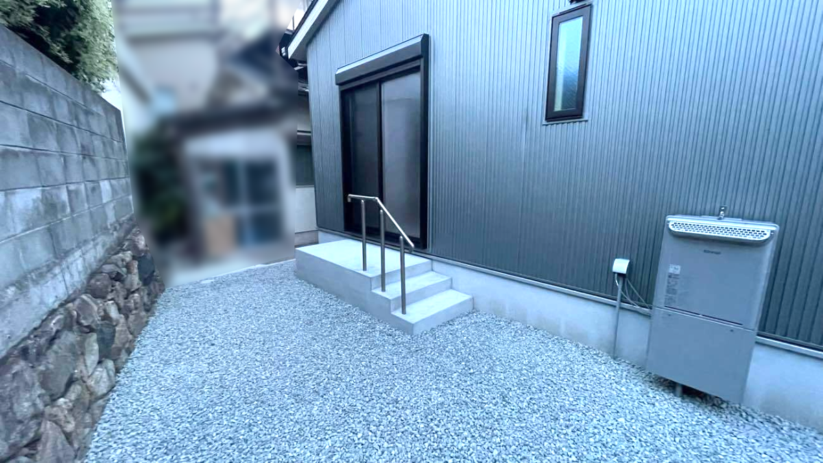 平屋住宅の裏庭